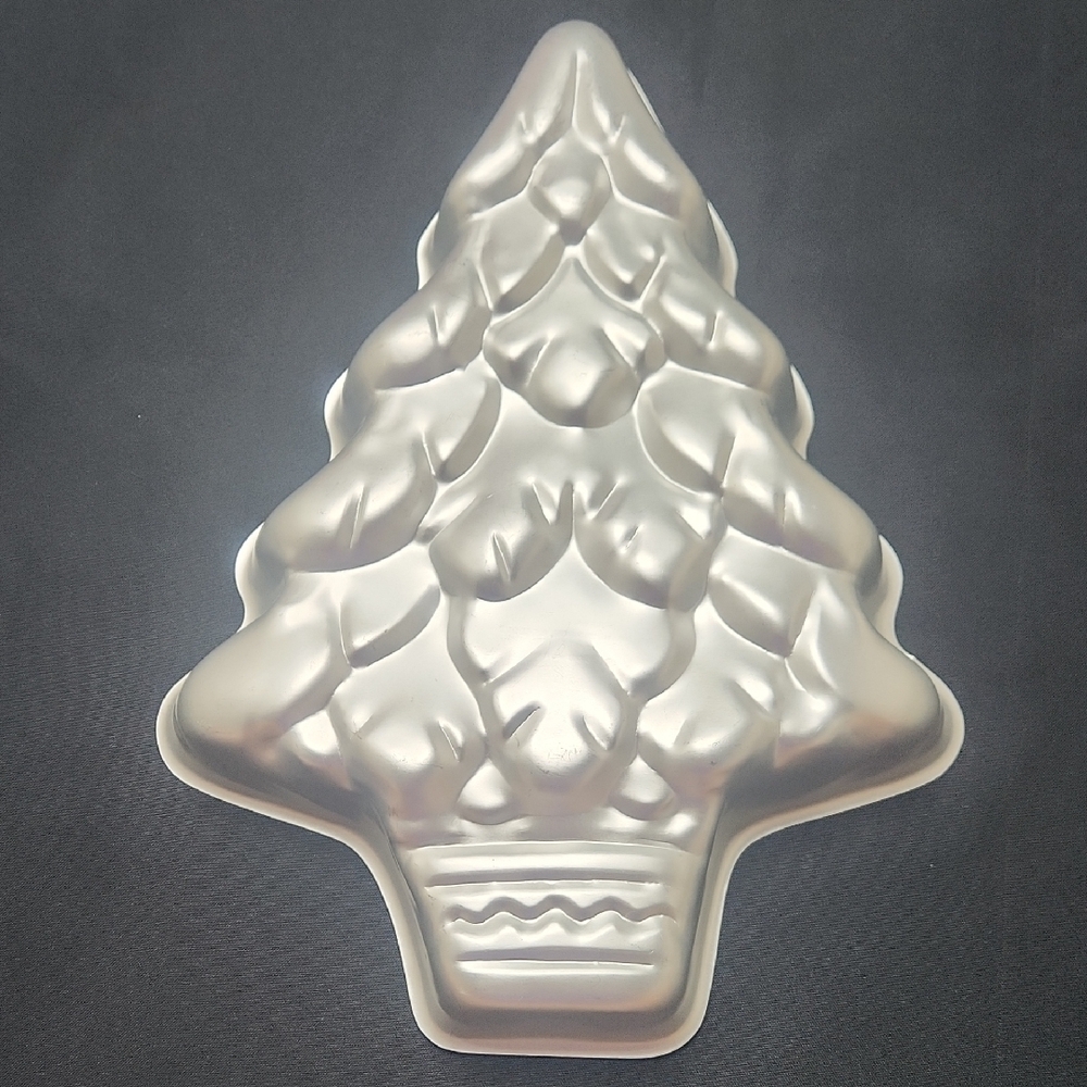 Wilton Cake Pan Baking Mold - Picture 2 of 6